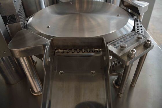 좋은 가격 200 캡슐/분을 가진 자동적인 분말 캡슐 충전물 기계 온라인으로